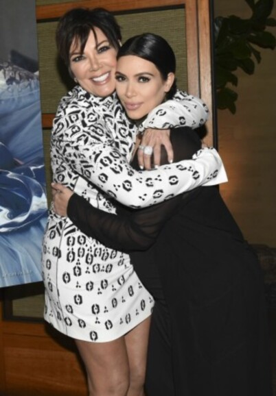 NÆRT FORHOLD: Kris Jenner og Kim Kardashian har et nært forhold, og Kim forsvarer ofte sin mor. Foto: NTB scanpix NÆRT FORHOLD: Kris Jenner og Kim Kardashian har et nært forhold, og Kim forsvarer ofte sin mor. Foto: NTB scanpix